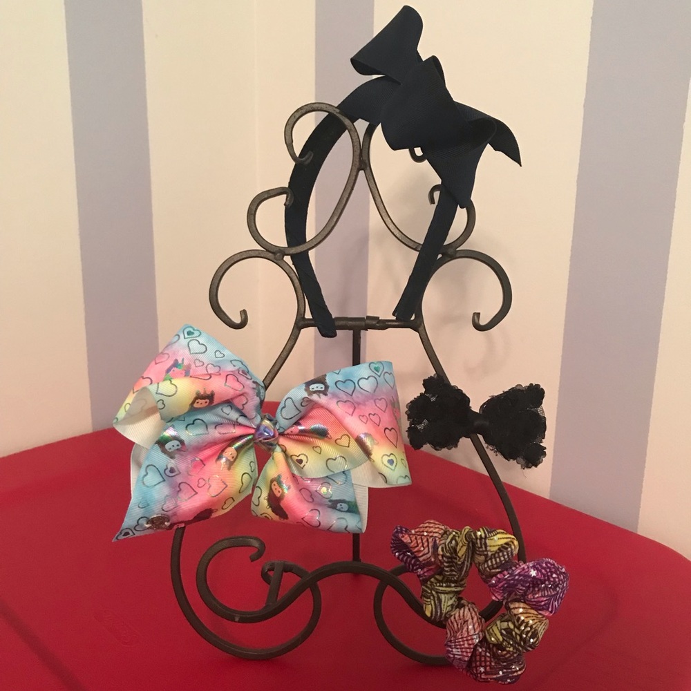 4️⃣ Hair Accessories - 💝 Headband , 2 Bows, & Scrunchie